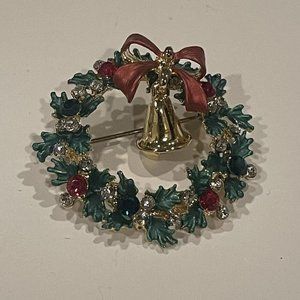 NWOT Brooch Pin Signed RUCINNI Christmas Holiday Wreath Rhinestone / Gold Tone